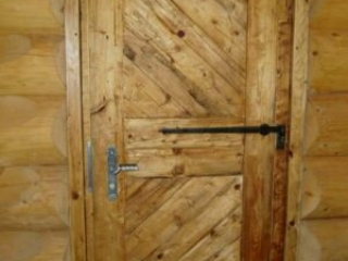 Haust&uuml;r in Naturstammhaus