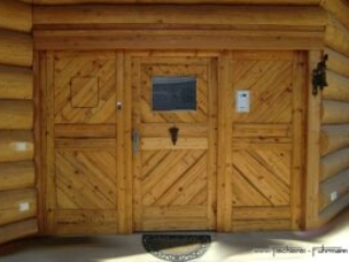 Haust&uuml;re in Naturstammhaus