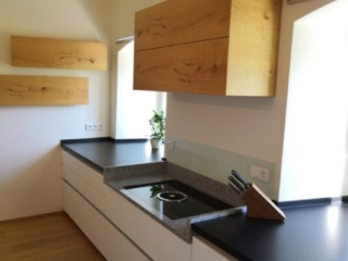 Aventos Faltklappenschrank mit durchgehender Maserung