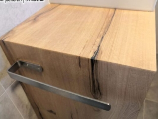 Waschtisch in Eiche mit duchlaufender Holzmaserung