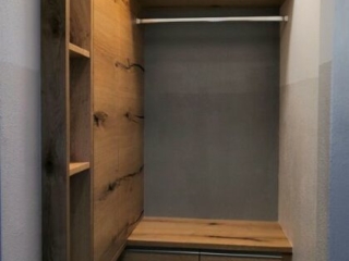 Dielenverbau in Eiche mit durchgehender Holzmaserung