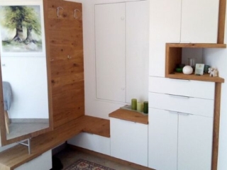 Vorzimmer in Asteiche mit wei&szlig; kombiniert