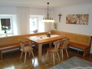 Massivholzbank in Birne