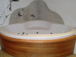 Whirlpool Badewanne mit Wannenverbau in Kirschholz