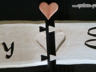 Gefr&auml;ste Schriftz&uuml;ge mit Schwalbenschwanz Zinken