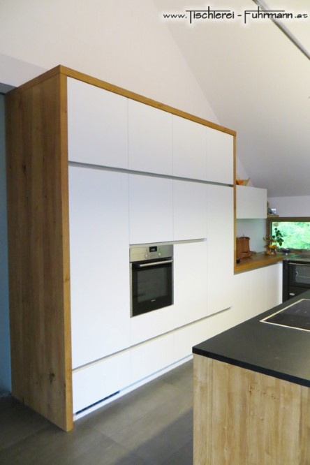 Weiß matte Küche mit höhergestellten Geräten