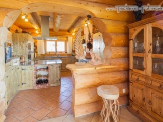 Naturstammhaus mit K&uuml;che in Fichte Altholz