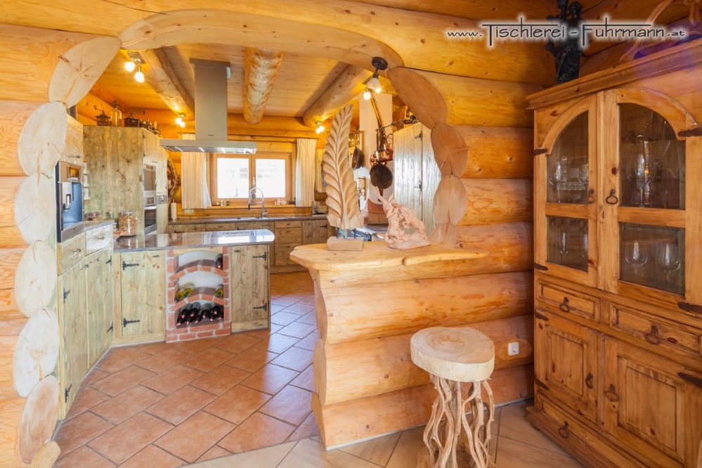 Naturstammhaus mit Küche in Fichte Altholz