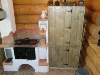 K&uuml;hlschrank und Apothekerauszug neben Zusatzherd