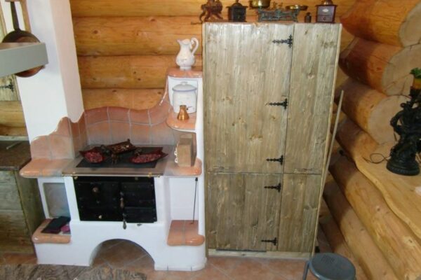 Kühlschrank und Apothekerauszug neben Zusatzherd