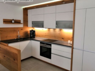 Grifflose Küche in weiß matt mit Fronten von Fenix NTM