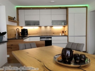 Küche in weiß matt mit Holz Wildeiche