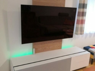 LED Beleuchtung hinter Eiche TV R&uuml;ckwand