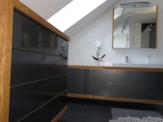 Badezimmer in Eichenholz kombiniert mit grau Hochglanz