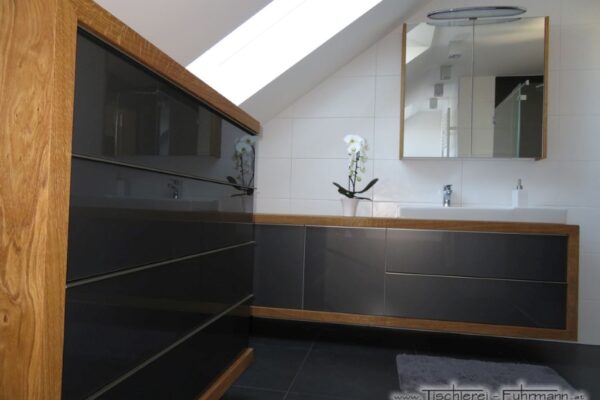 Badezimmer in Eichenholz kombiniert mit grau Hochglanz
