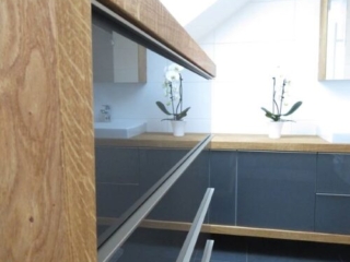 Badezimmer in Eiche kombiniert mit Hochglanz grau