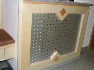 Heizk&ouml;rperverbau in Ahorn mit Edelstahl Lochblech