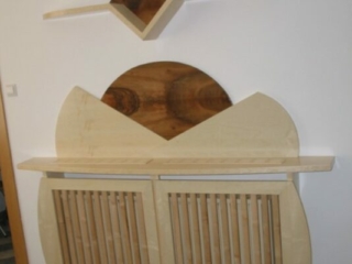 Heizk&ouml;rperverbau in Ahorn und Nuss furniert mit Wandbord