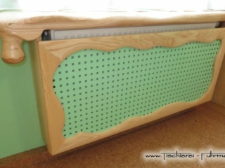 Heizkoerperverbau mit geschwungenen Formen und lackiertem Lochblech