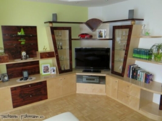 Wohnwand in Tigerwood und Ahorn furniert