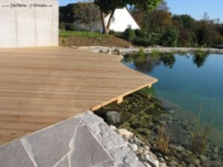 Schwimmteich mit Badesteg