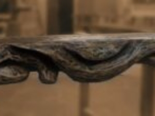 Organisch geformte Abdeckung f&uuml;r einen Kamin