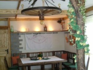 Rustikale Kellerbar in Eiche Altholz