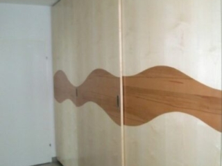 Schiebet&uuml;rschrank mit geschwungener Kernbuche Furniereinlage