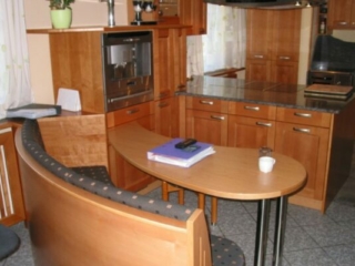 Sitzbank in halbgebogener Tropfenform