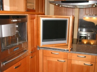 Dreh und schwenkbarer Fernseher im Küchenschrank