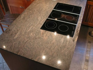 Polierte Küchenarbeitsplatte mit Ceran Modulen