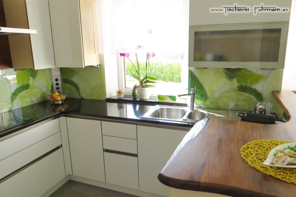 Küche weiß Hochglanz mit polierter Stein Arbeistplatte