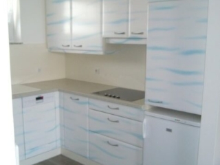 Lackfronten in weiß mit durchgehendem Wolkenmuster