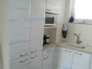 Blaues Wolkenmuster auf weiß lackierten Küchenfronten