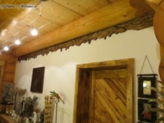 Organische Deckenblenden in Naturstammhaus