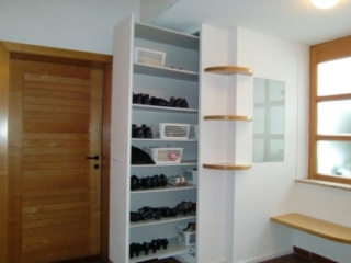 Raumhoher Schuhschrank mit Auszug