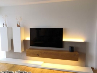 TV Wand in wei&szlig; mit Beleuchtung