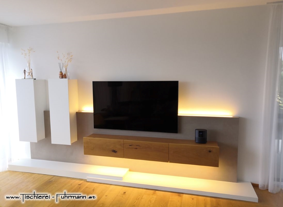 TV Wand in weiß mit Beleuchtung