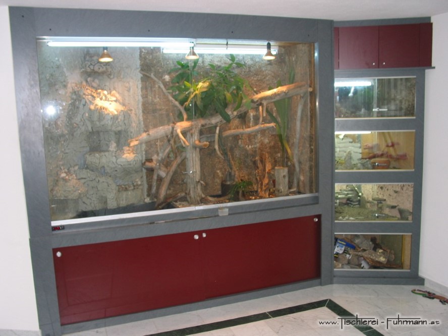 Terrarium raumhoch mit untenliegendem Aquarium
