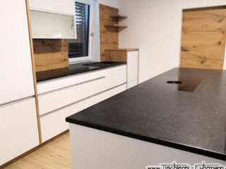 Silver Pearl Steinplatte mit Bora Ceranfeld fl&auml;chenb&uuml;ndig eingebaut