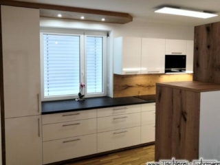 Weiß glänzende Tischlerküche