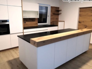 Silver Pearl Steinarbeitsplatte auf Kochinsel