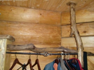 Eichenast als Wandgarderobe