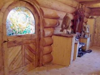 Naturstammhaus Vorraum in Fichte mit Nuss kombiniert