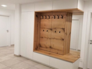 Vorzimmer in wei&szlig; mit Risseiche