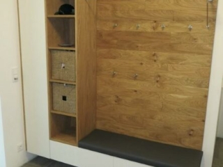 Garderobe in Eiche mit Lederbank