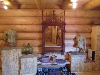 Garderobe in Naturstammhaus