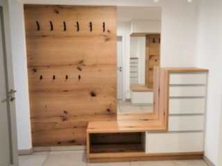 Garderobe in Wildeiche kombiniert mit wei&szlig;en Fronten