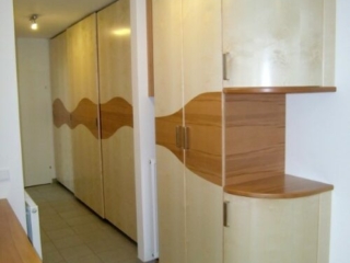 Vorzimmerschrank mit Schiebet&uuml;ren und runden Schr&auml;nken in Ahorn und Kernbuche