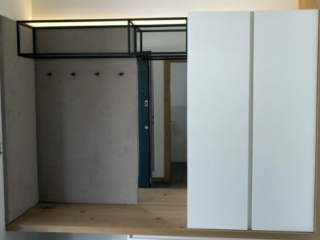 Vorzimmer in wei&szlig; matt mit Fenix Fronten